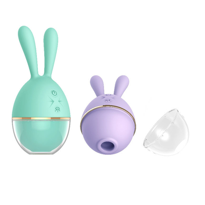 Lapin suçant le jouet de sexe de vibrateur